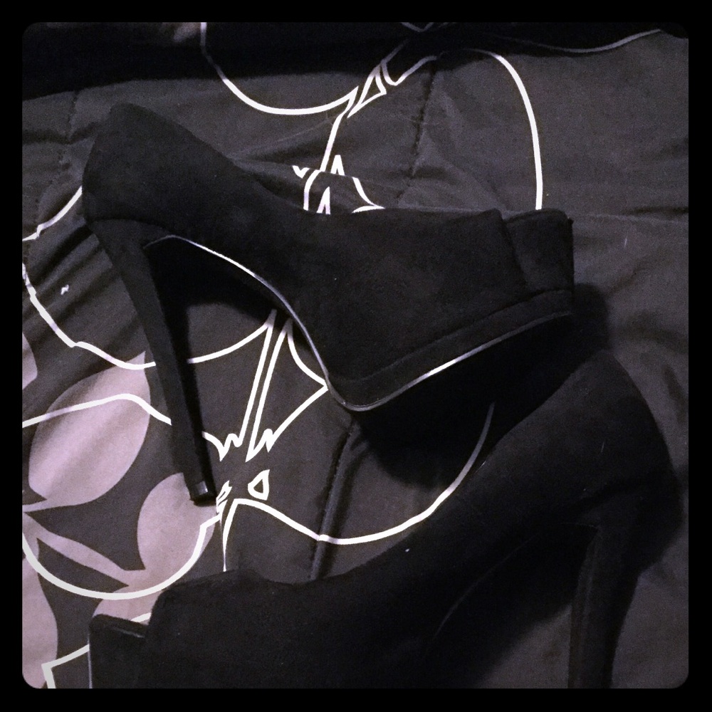 Peep Toe Platform Heels. Size: 8